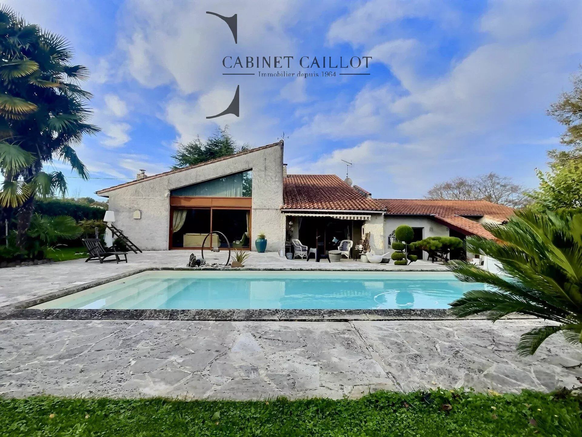 Villa / Maison  T8 à vendre Saintes 17100