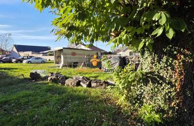   Beau terrain de 2 558 m² en zone constructible avec maison à rénover — photo du bien