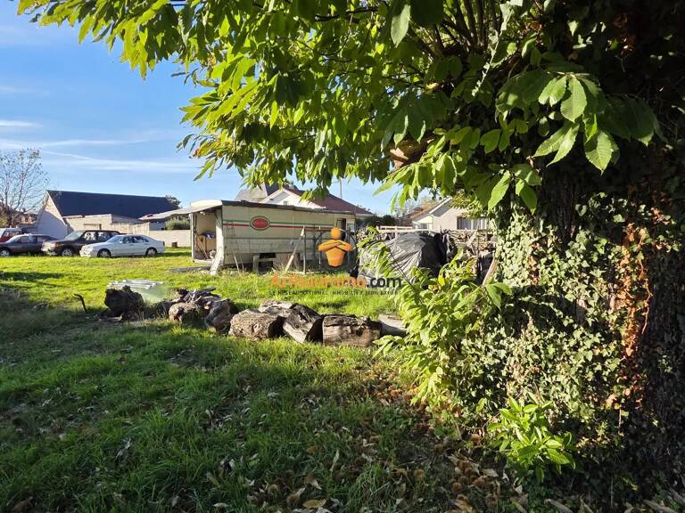  Beau terrain de 2 558 m² en zone constructible avec maison à rénover — photo 1