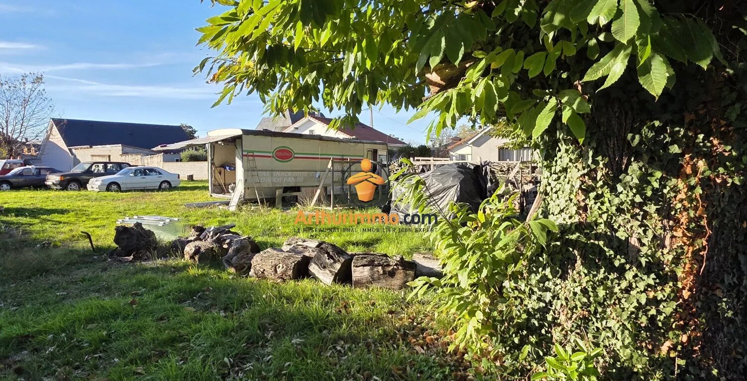   Beau terrain de 2 558 m² en zone constructible avec maison à rénover — photo 1