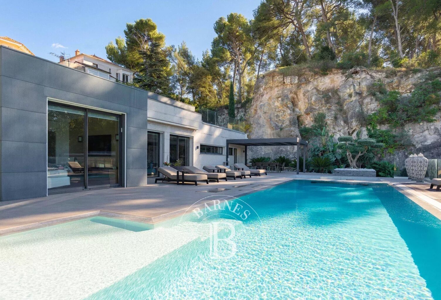 Villa de luxe– 13012 – 500 m² 3000m² de terrain, piscine miroir, — photo 1