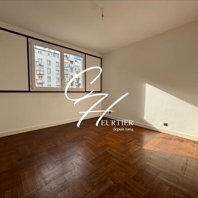 Appartement 3 pièces 910 €