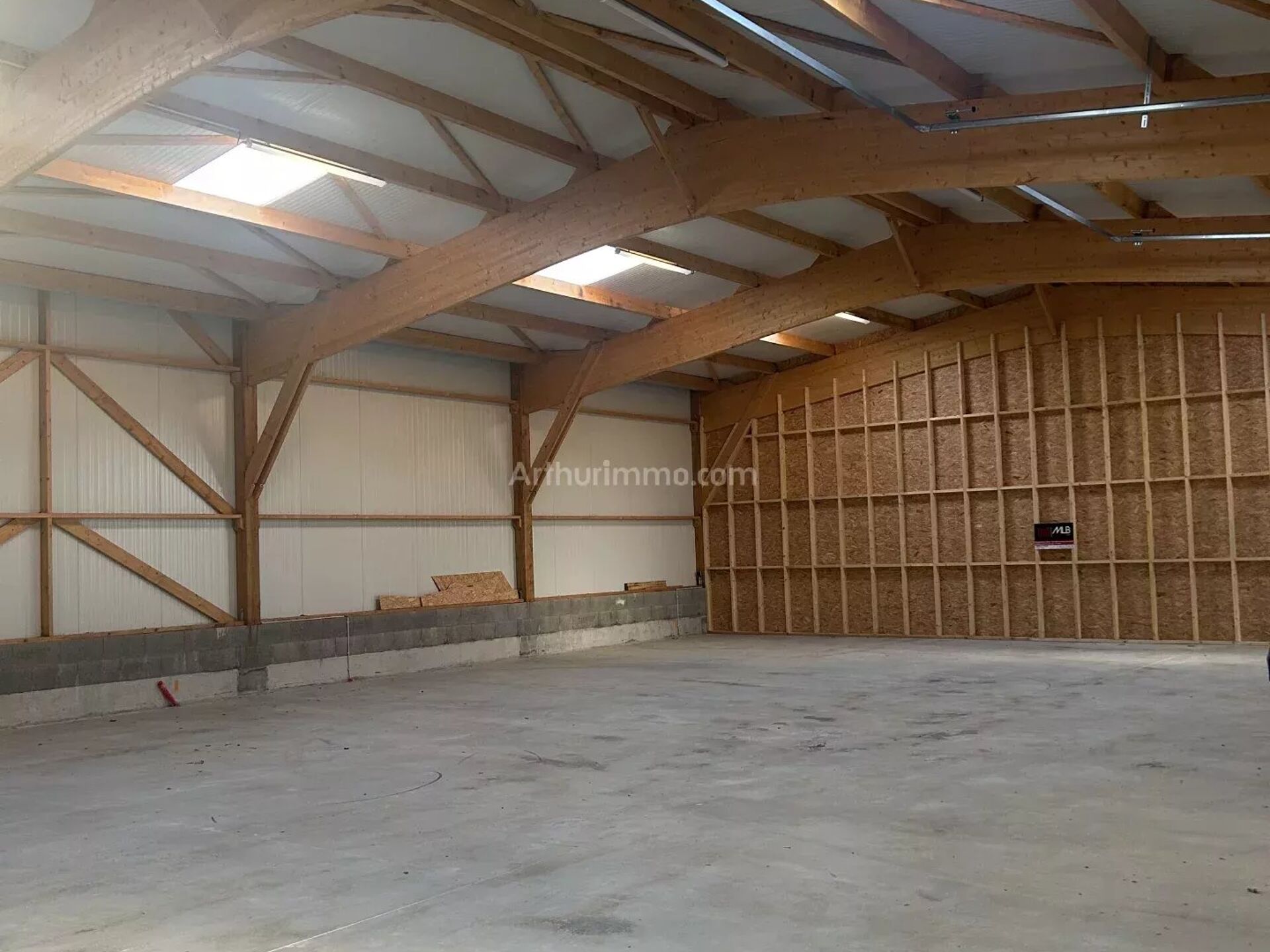 Local commercial 1 pièce · à Locmariaquer · 2 261 €/mois