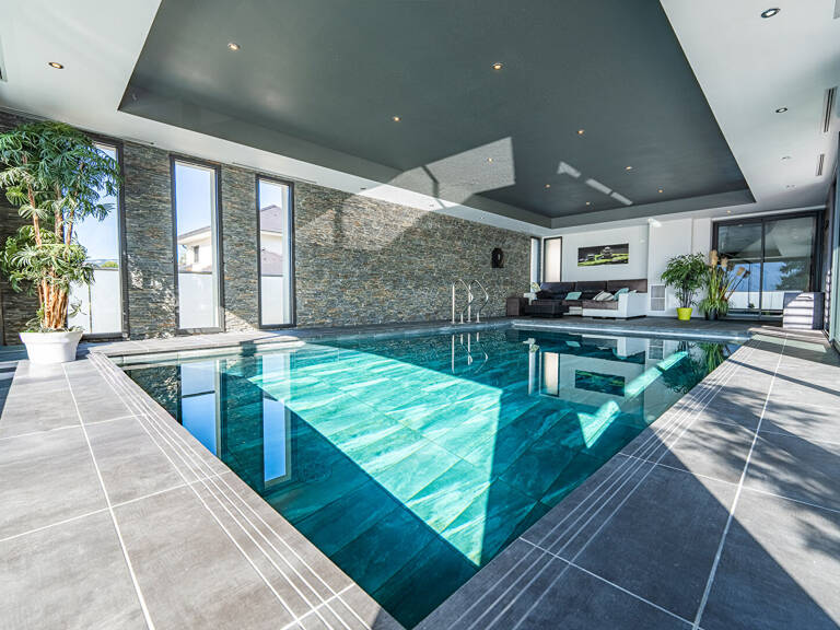 Villa contemporaine avec piscine intérieure et vue lac — photo 1