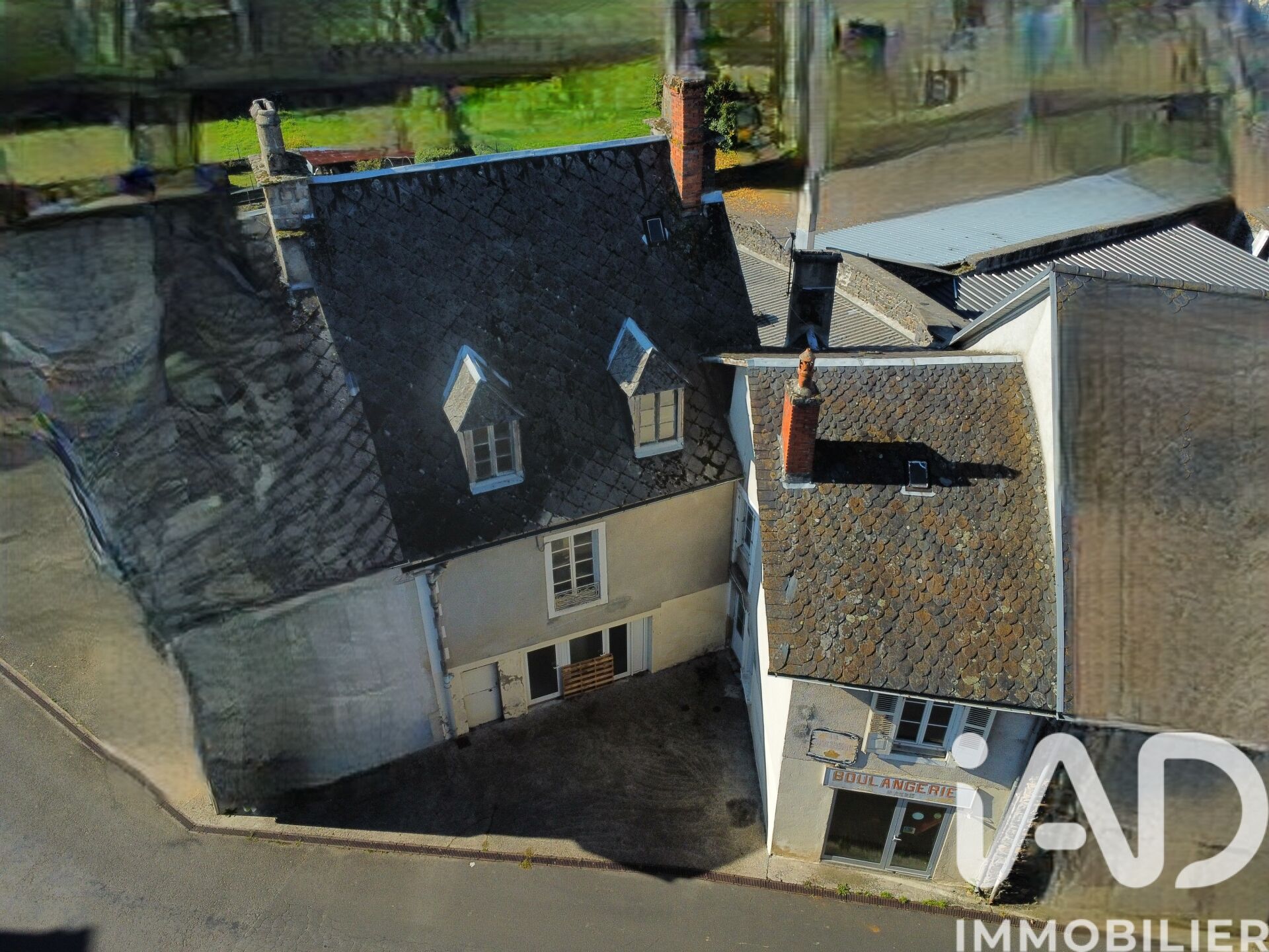 Pleaux - 246m² - 2p.