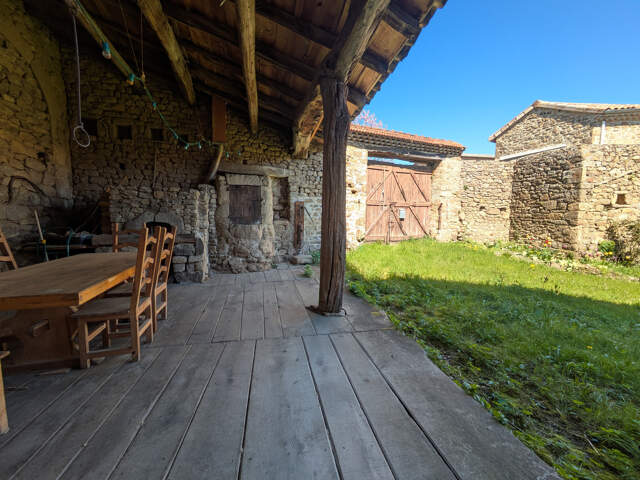 BELLE FERME ARDECHOISE AVEC DEPENDANCES — photo du bien