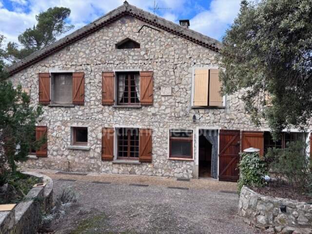 Domaine familial de 10 pièces, avec piscine sur 6000 m2 de liberté à LA ROQUEBRUSSANNE (83) — photo du bien