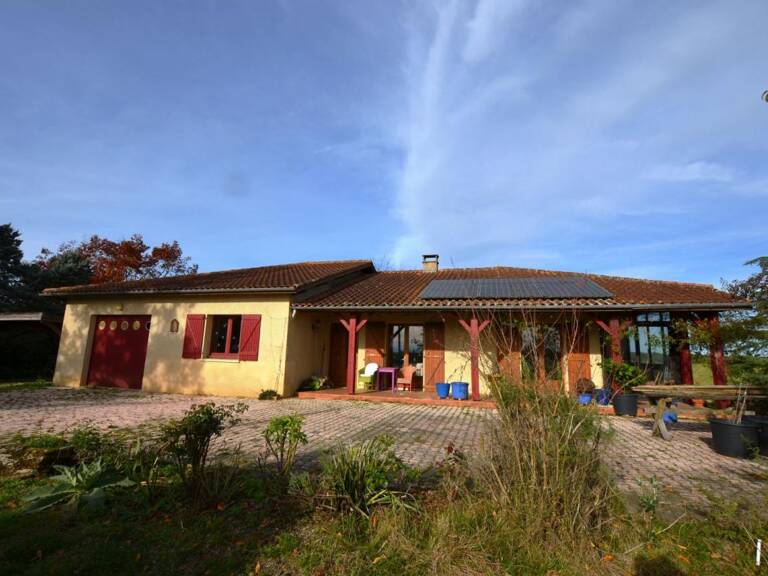 A vendre, Montesquiou (Gers): maison de plain-pied 3 chambres au calme, à la campagne et face aux Pyrénées avec garage, autres dépendances et jardin de 2 724m² — photo 1