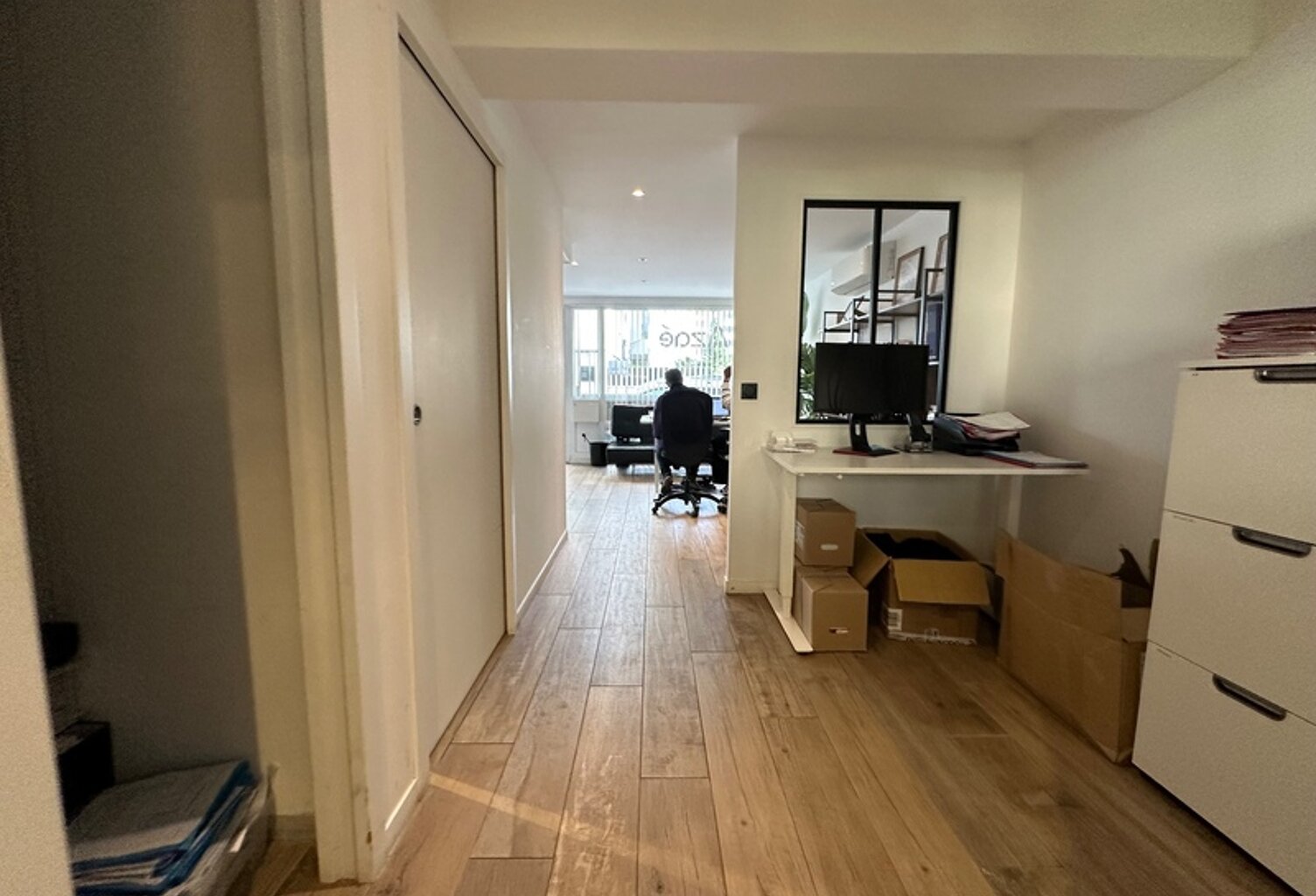 RARE ! MURS local bureaux RDC en très bon état à vendre LYON 8EME  (69) de 92 m², entièrement rénové récemment, en plein coeur du quartier Montplaisir — photo 1