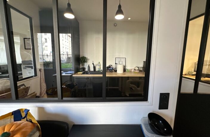 RARE ! MURS local bureaux RDC en très bon état à vendre LYON 8EME  (69) de 92 m², entièrement rénové récemment, en plein coeur du quartier Montplaisir — photo 3