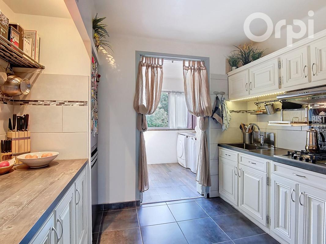 Photo À vendre -  en exclusivité un appartement coup de coeur de type 3 entièrement rénové dans résidence sécurisée fermée proche des commodités image 2/4