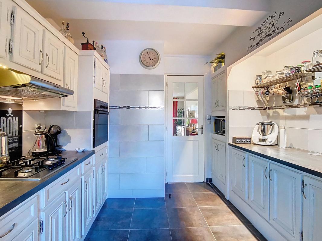 Photo À vendre -  en exclusivité un appartement coup de coeur de type 3 entièrement rénové dans résidence sécurisée fermée proche des commodités image 3/4