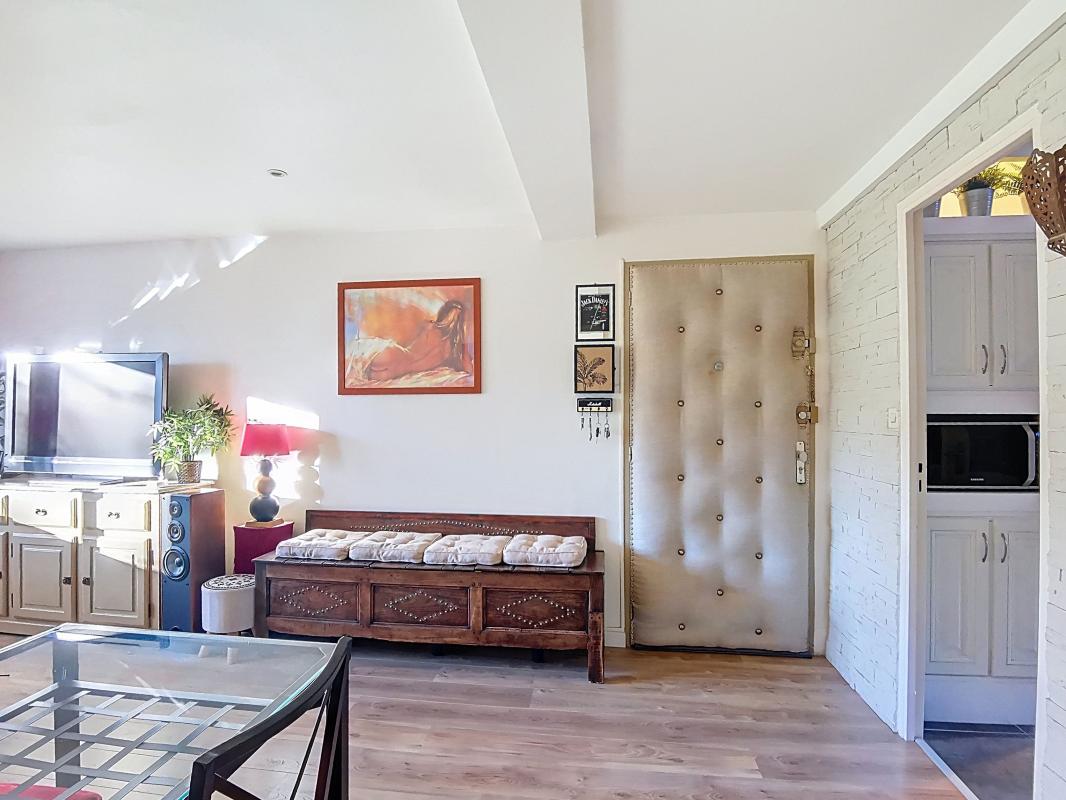 À vendre -  en exclusivité un appartement coup de coeur de type 3 entièrement rénové dans résidence sécurisée fermée proche des commodités