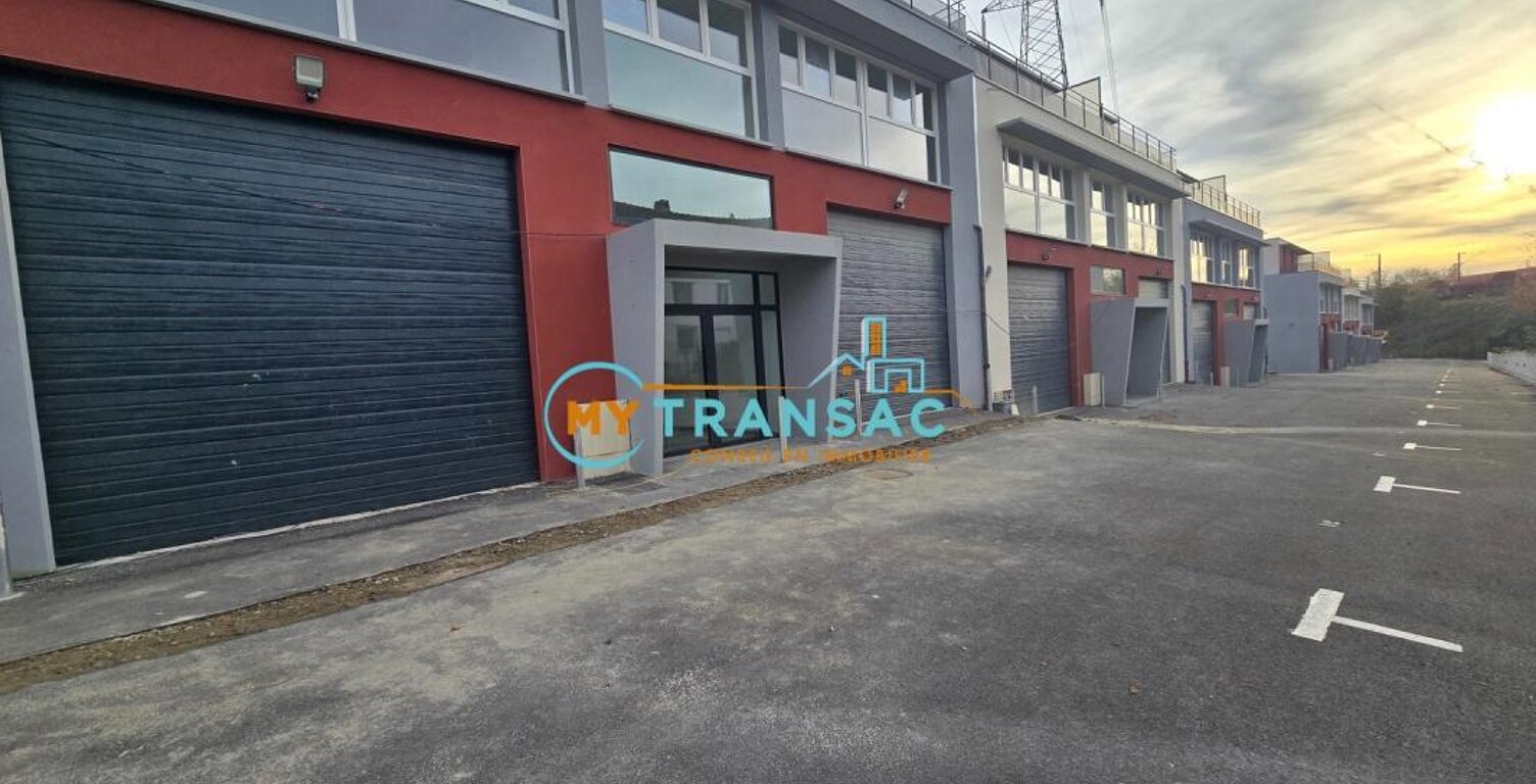 My Transac vous propose à la location des Locaux d'activité à partir de 256m² situé à GAGNY 93. Accès par porte sectionnelle de plain pied — photo 1