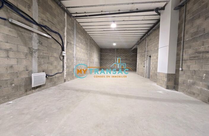 My Transac vous propose à la location des Locaux d'activité à partir de 309m² situé à GAGNY 93. Accès par porte sectionnelle de plain pied — photo 3