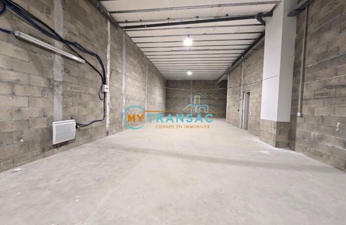 My Transac vous propose à la location des Locaux d'activité à partir de 296m² situé à GAGNY 93. Accès par porte sectionnelle de plain pied — photo 2