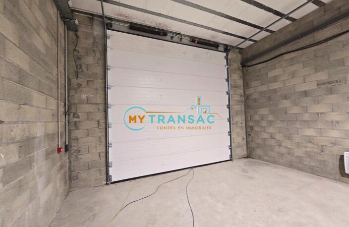 My Transac vous propose à la location des Locaux d'activité à partir de 296m² situé à GAGNY 93. Accès par porte sectionnelle de plain pied — photo 3
