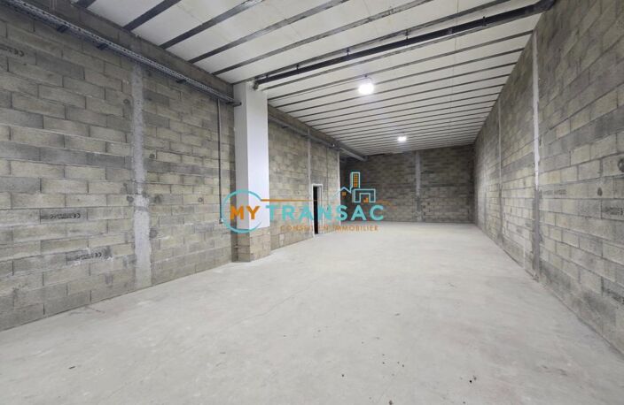 My Transac vous propose à la location des Locaux d'activité à partir de 296m² situé à GAGNY 93. Accès par porte sectionnelle de plain pied — photo 5