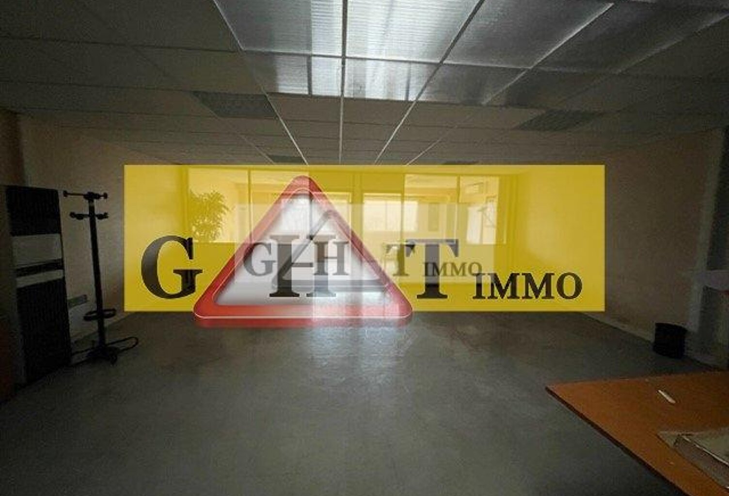 A LOUER ENTREPOT DE 101 M² À NEUILLY S/ MARNE — photo 1