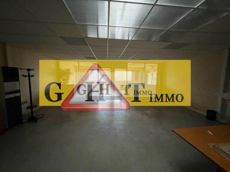 A LOUER ENTREPOT DE 101 M² À NEUILLY S/ MARNE — photo 1