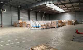 Local industriel  2145 m² à louer à Santeny (94440)