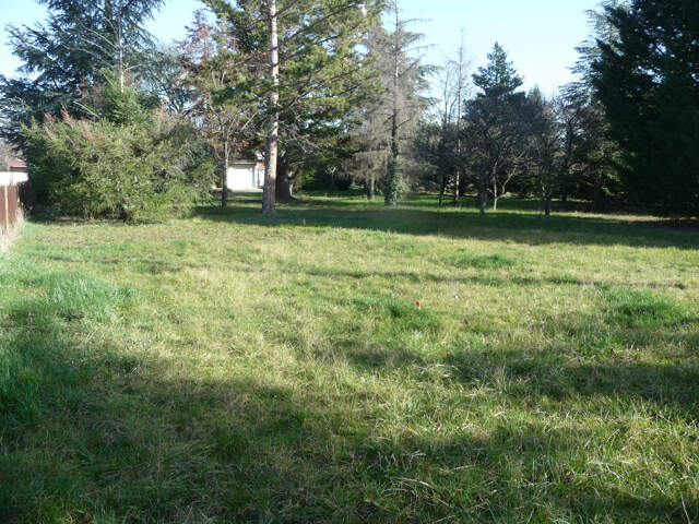 SAVIGNEUX proche centre terrain plat et arboré viabilisé 770 — photo du bien