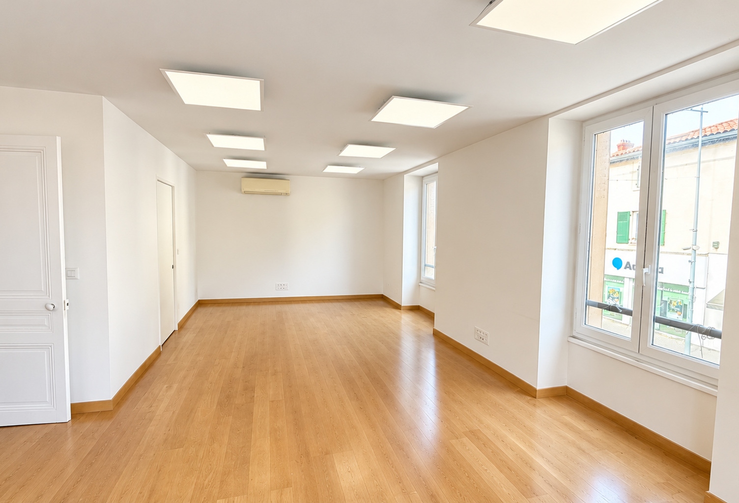 APPARTEMENT IDEALEMENT SITUE A CRAPONNE — photo 1