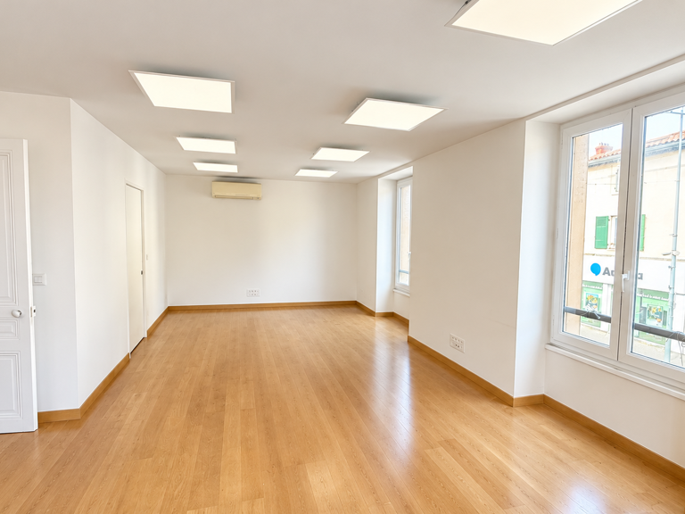 APPARTEMENT IDEALEMENT SITUE A CRAPONNE — photo 1