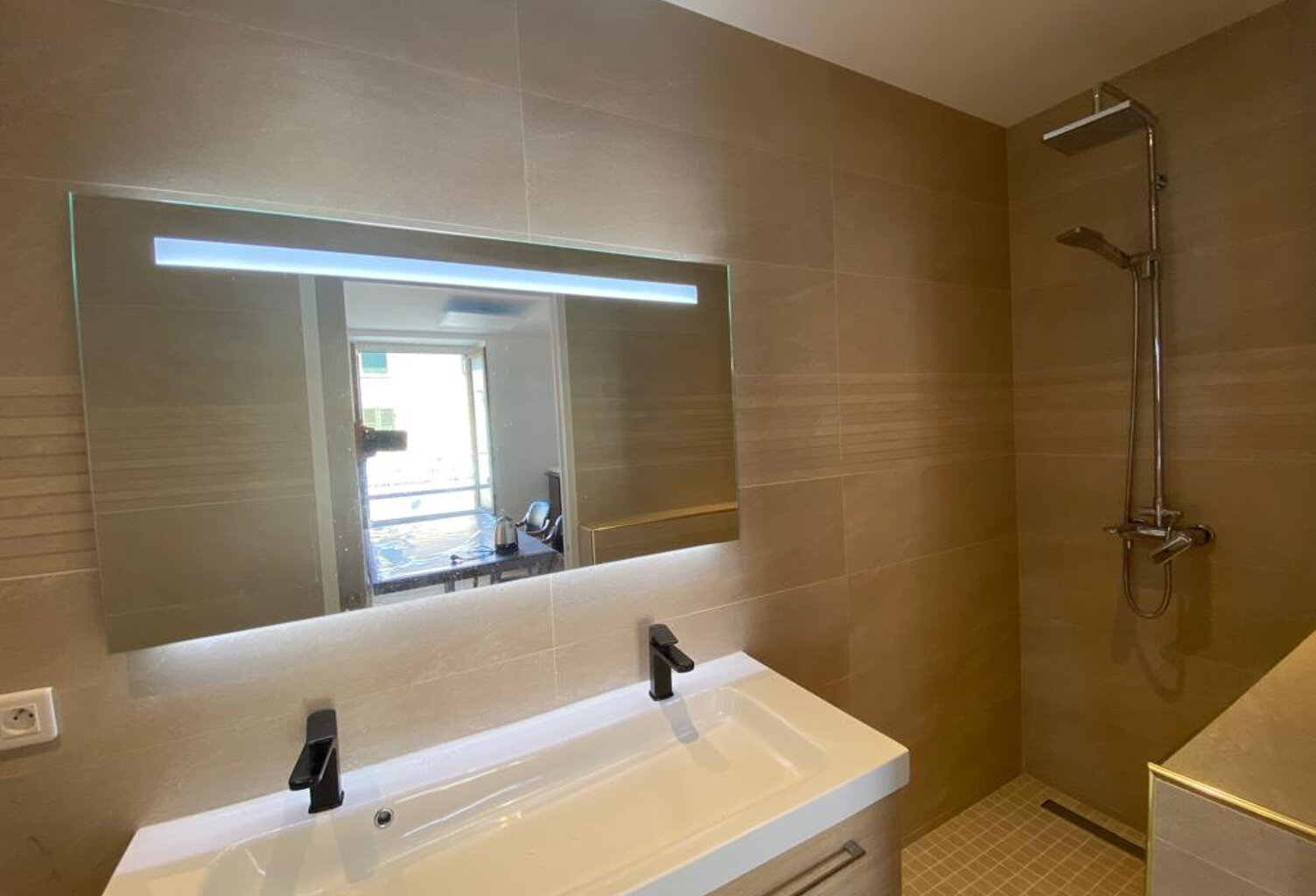 APPARTEMENT CONFORTABLE IDEALEMENT SITUE A CRAPONNE — photo 1