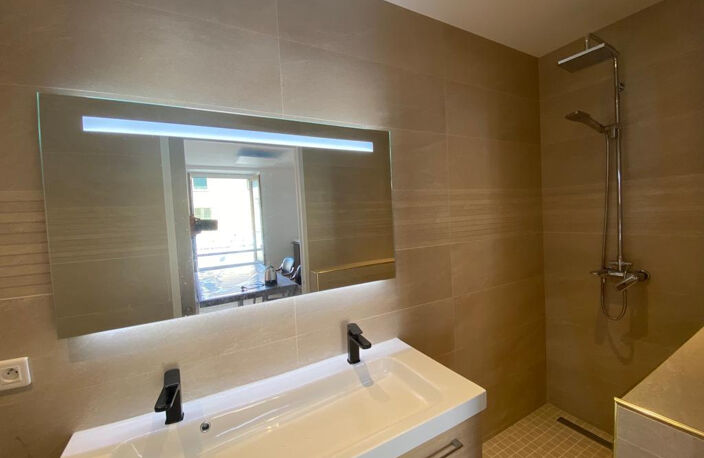 APPARTEMENT CONFORTABLE IDEALEMENT SITUE A CRAPONNE — photo 2