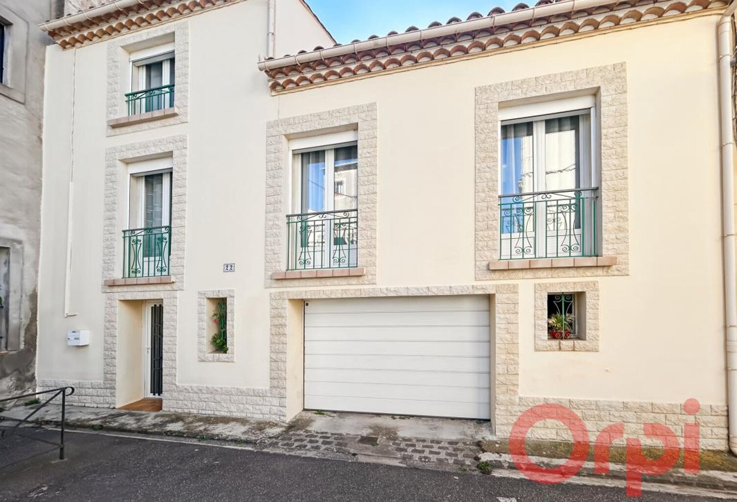 À Vendre : Élégante maison de ville avec vaste garage et cour intimiste à Sérignan — photo 1