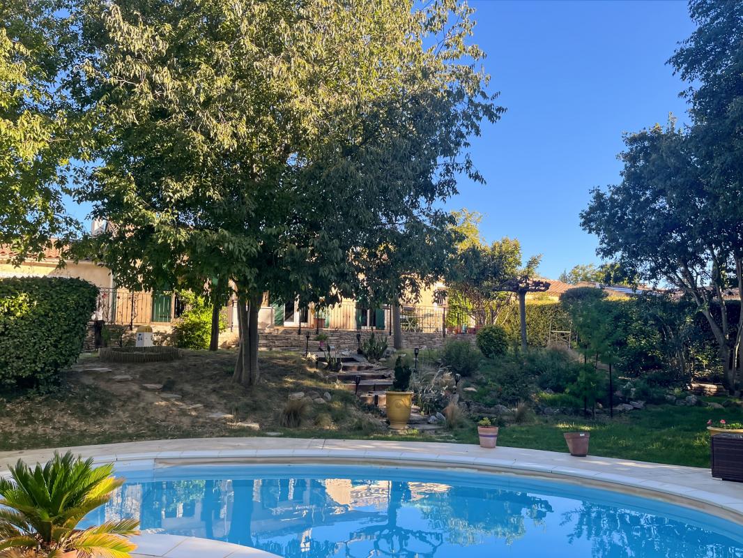 Villa plain pied sur grand terrain et piscine