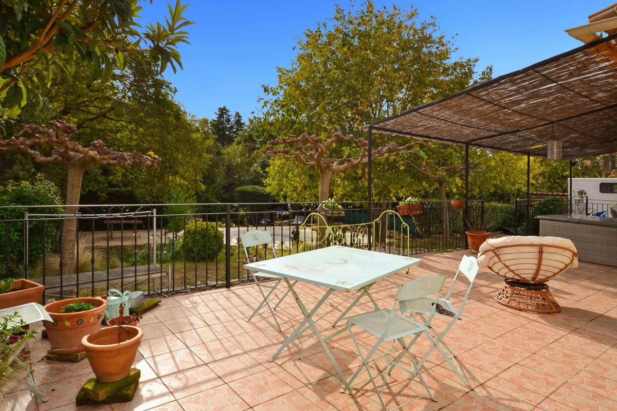 Photo Villa plain pied sur grand terrain et piscine image 1/4