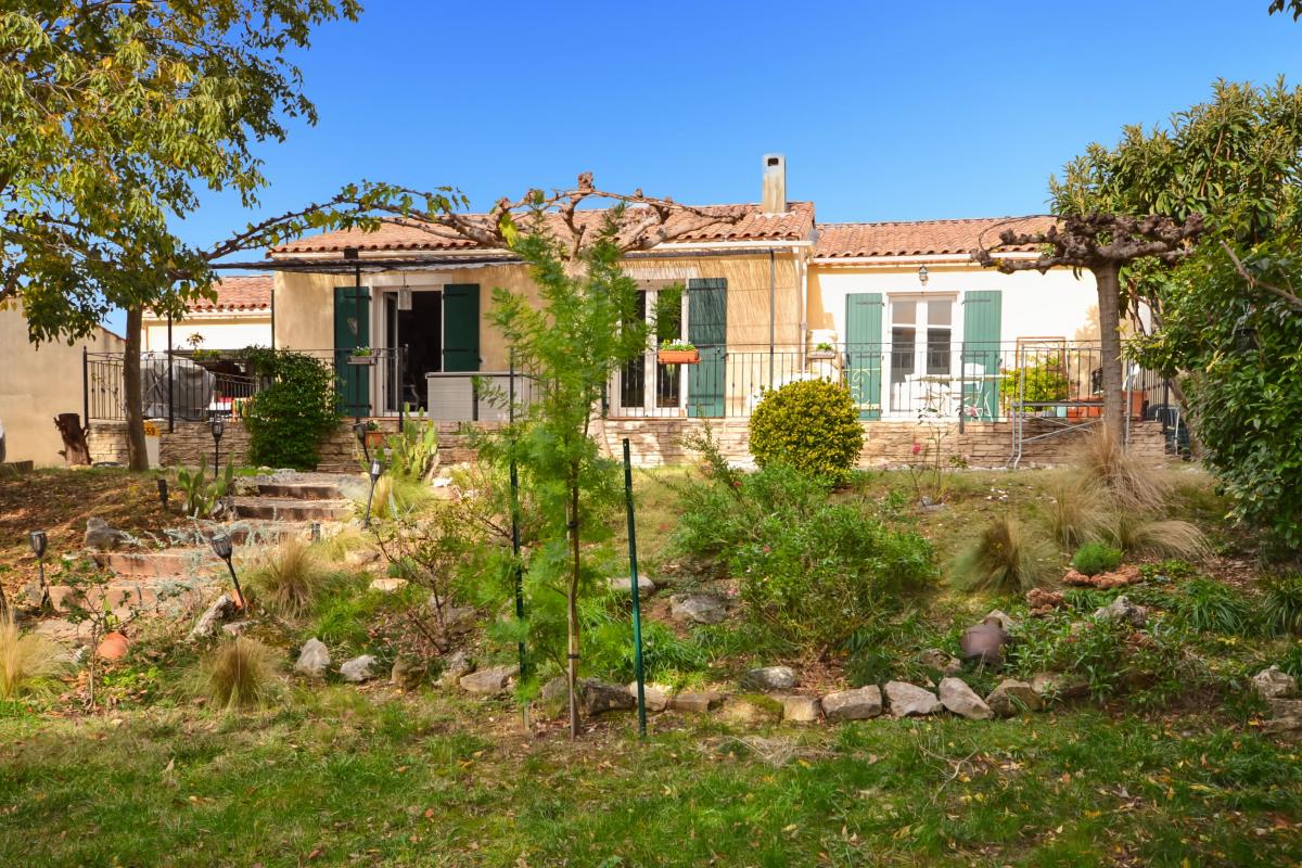 Photo Villa plain pied sur grand terrain et piscine image 2/4