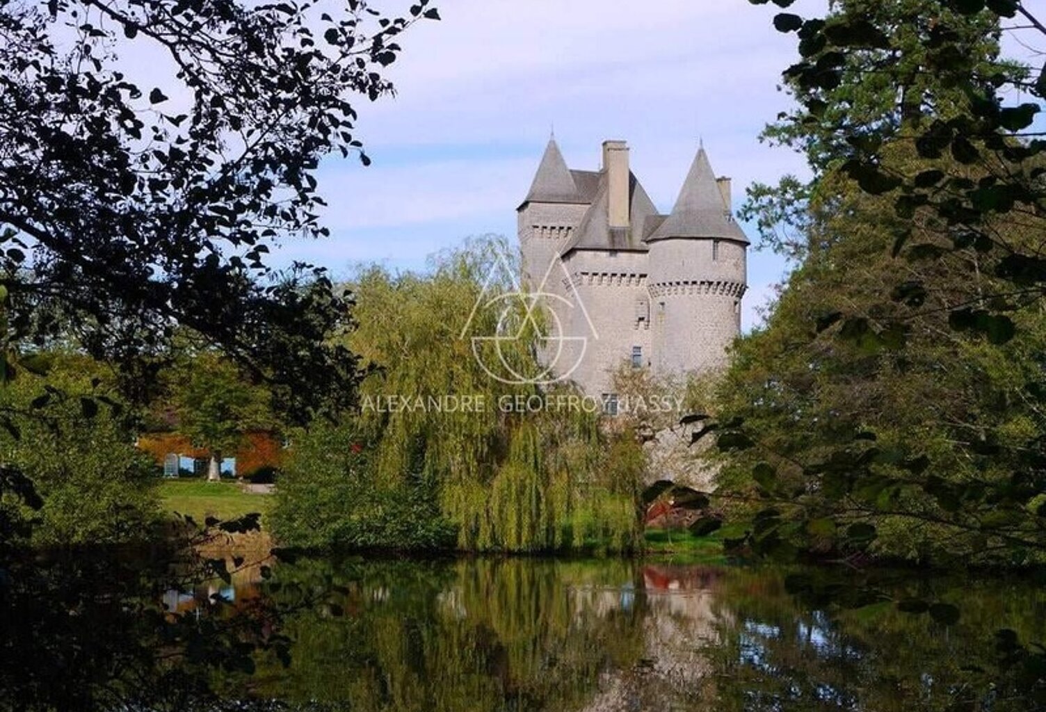 Splendide Château Médiéval Classé - Château se distingue par son élégance sur un domaine d’environ 13 hectares mêlant bois, prairies — photo 1