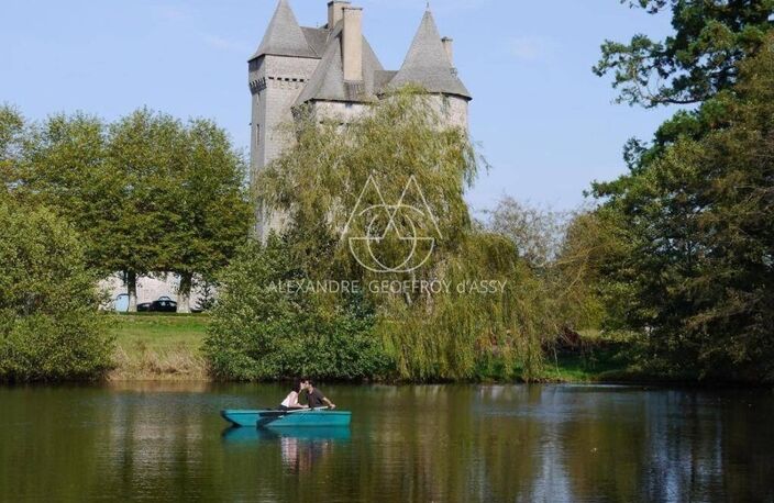 Splendide Château Médiéval Classé - Château se distingue par son élégance sur un domaine d’environ 13 hectares mêlant bois, prairies — photo 2