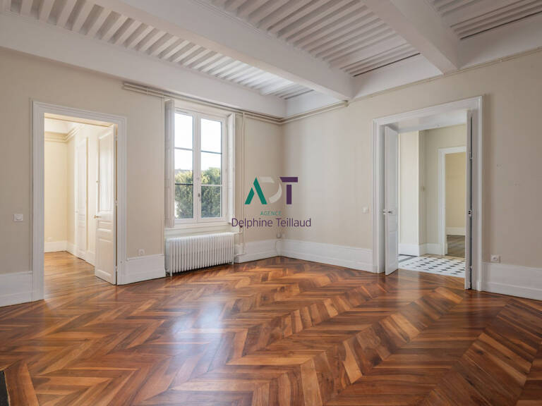Au coeur du quartier des Antiquaires — photo 1