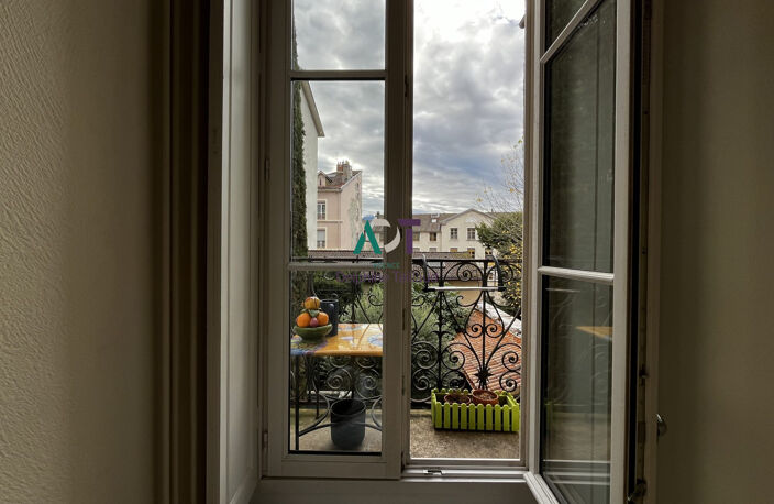 Au coeur du quartier des Antiquaires — photo 5