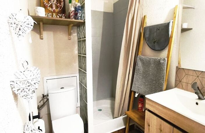 Studio côté espaces verts, avec cellier privé.<BR>Bon état, vendu — photo 2