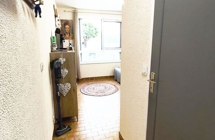 Studio côté espaces verts, avec cellier privé.<BR>Bon état, vendu — photo 3