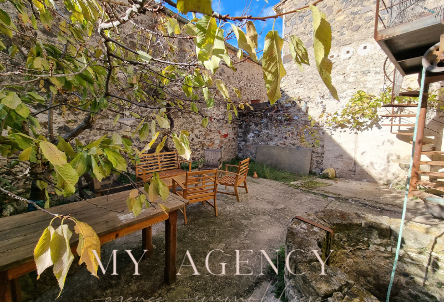 Maison vigneronne rénovée avec grand garage, cour, jardinet — photo 1