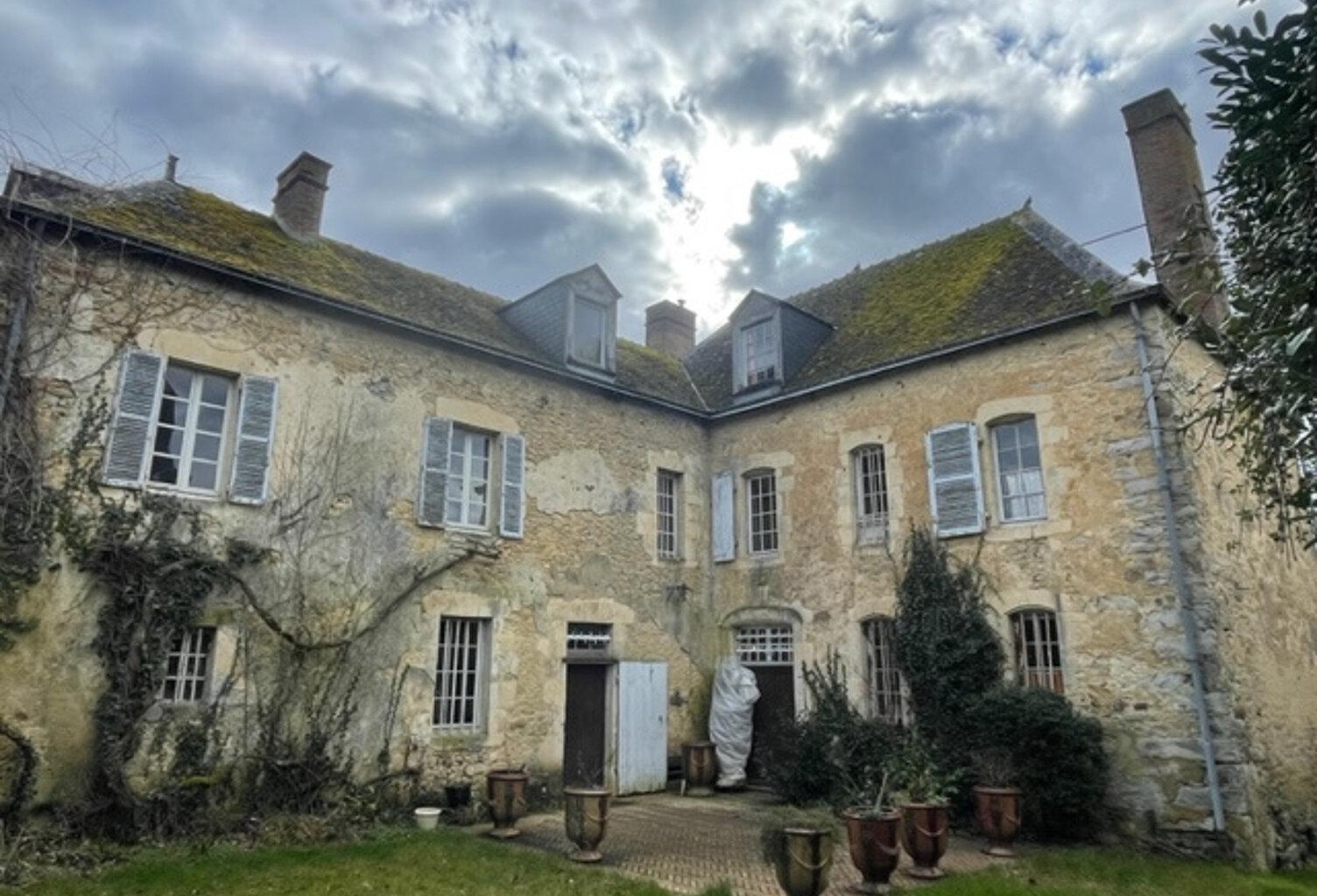 Ancien presbytère du XVIII ème avec dépendances sur jardin c — photo 1