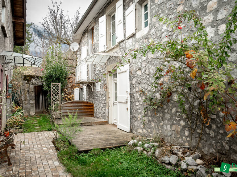 Maison atypique au coeur du village — photo 1