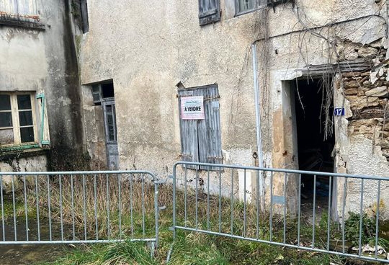 Maison ancienne à rénover au coeur du village de Crézancy — photo 1
