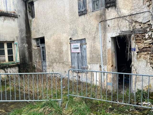 Maison ancienne à rénover au coeur du village de Crézancy — photo du bien