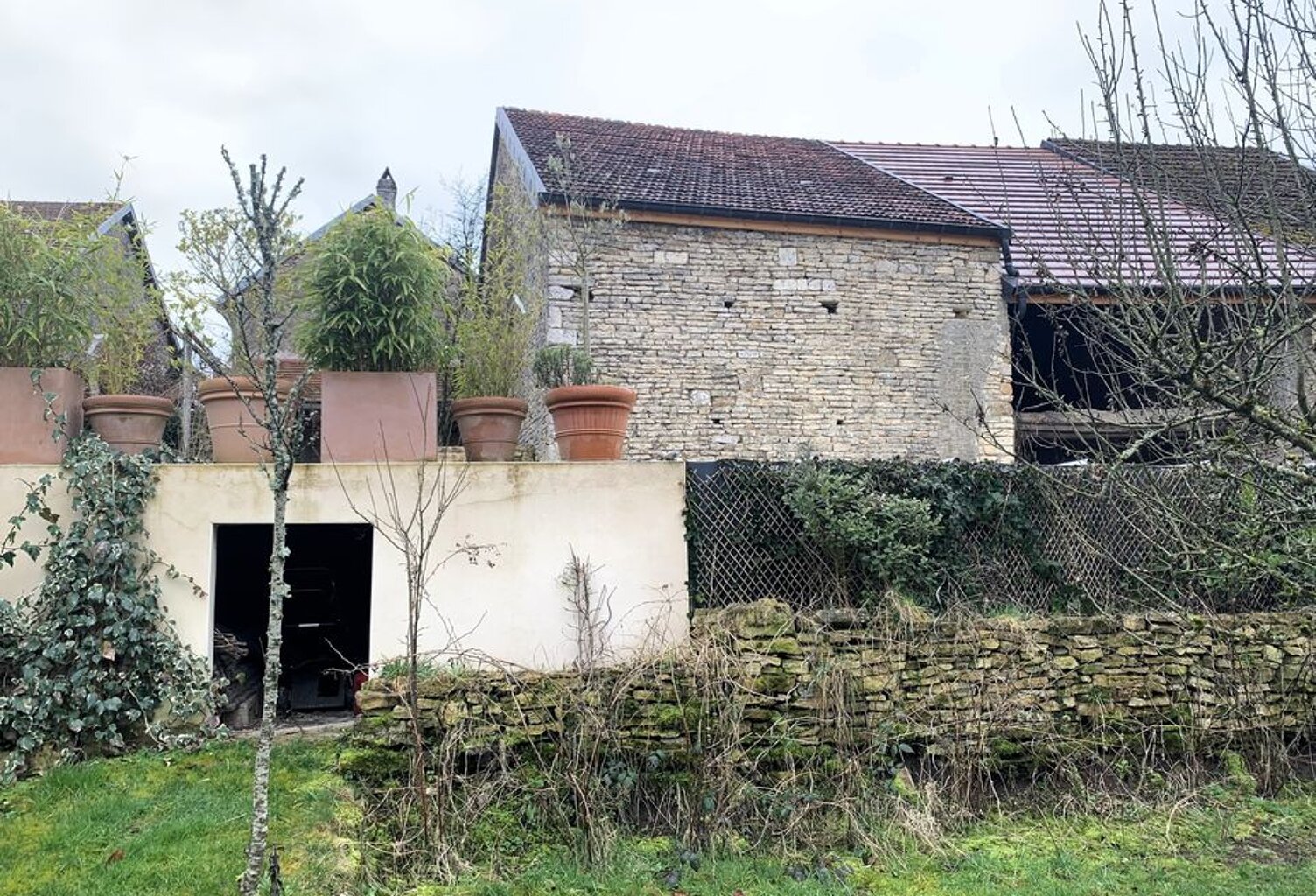 Maison à rénover avec terrain, piscine et dépendances — photo 1