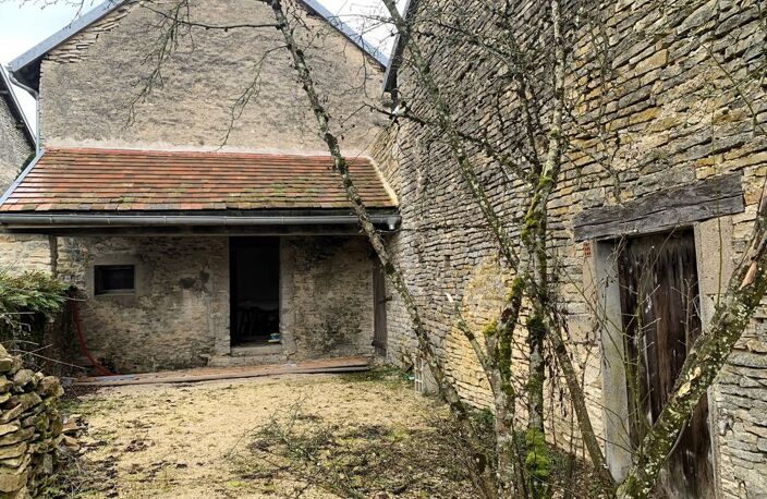 Maison à rénover avec terrain, piscine et dépendances — photo 2