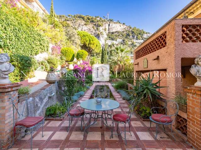 VILLEFRANCHE-SUR-MER - APPARTEMENT DE CHARME - VUE MER PANORAMIQ — photo du bien
