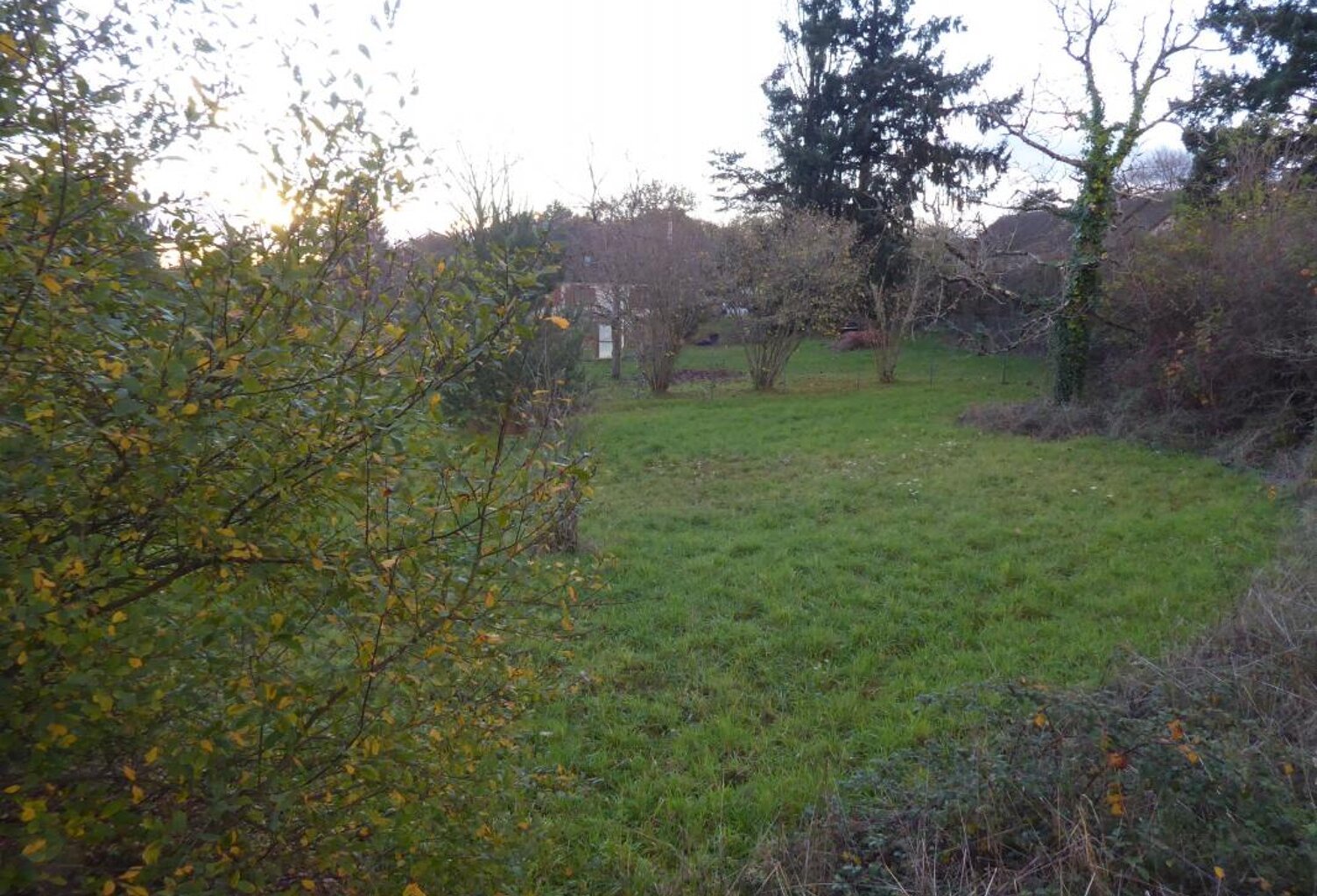 Terrain constructible de 1237 m² à Dhuizon — photo 1