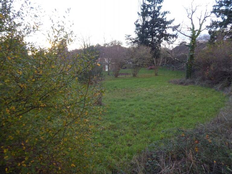 Terrain constructible de 1237 m² à Dhuizon — photo 1